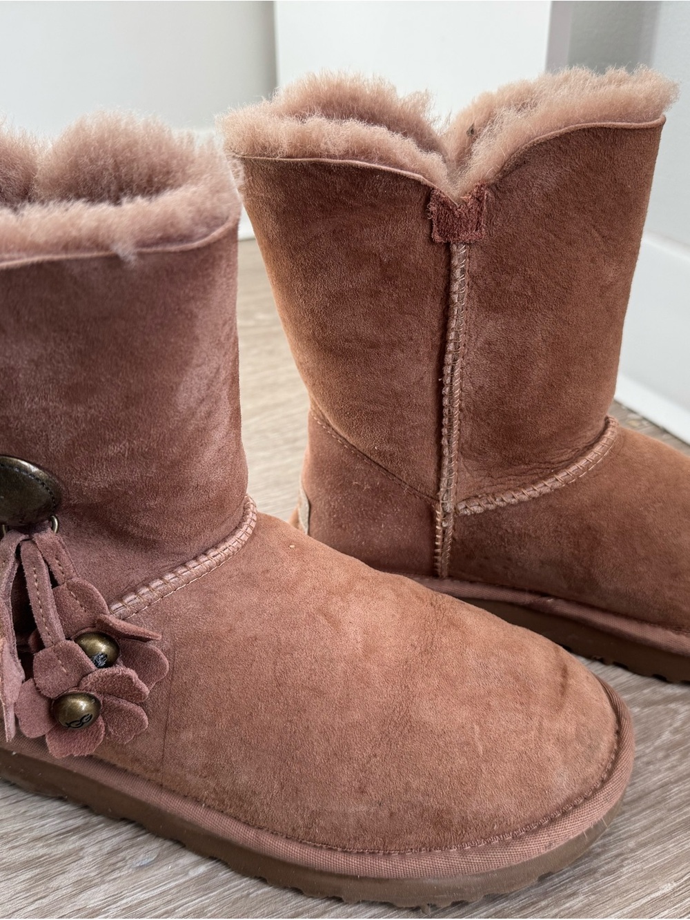 (USED) UGG Bailey Button II Poppy Boots. (Size 7)